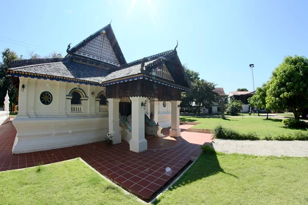 Exterior del templo wat kradian, trakanpuachphon, ubonratch — Foto de Stock