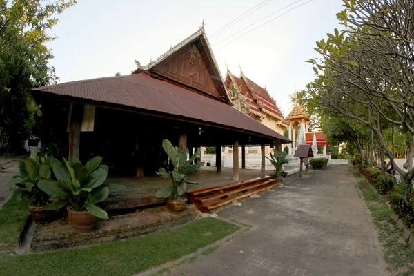 Arte y línea de wat sawang arom templo, baan cheetuan, khuangn — Foto de Stock