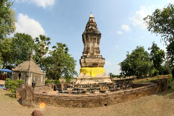 Pequena cesta de arroz pegajoso Stupa Phra que Kong Khao Noi, yasotho — Fotografia de Stock