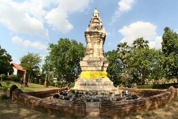 Pequeño pegajoso Arroz cesta estupa Phra que Kong Khao Noi, yasotho —  Fotos de Stock