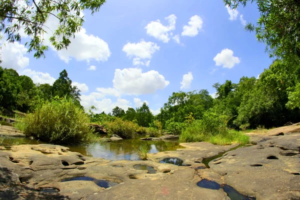 Tiefer Waldfluss kaeng lam duan in ubon ratchathani, Thailand — Stockfoto