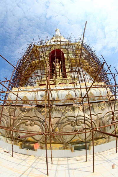 Wat pha namthip thep prasit wanaram oder pha nam yoi, roiet, thail — Stockfoto