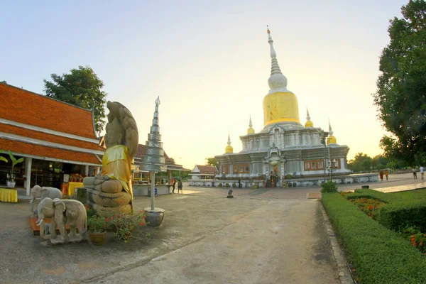 Phra que Nadoon Stupa en Mahasarakham Tailandia —  Fotos de Stock