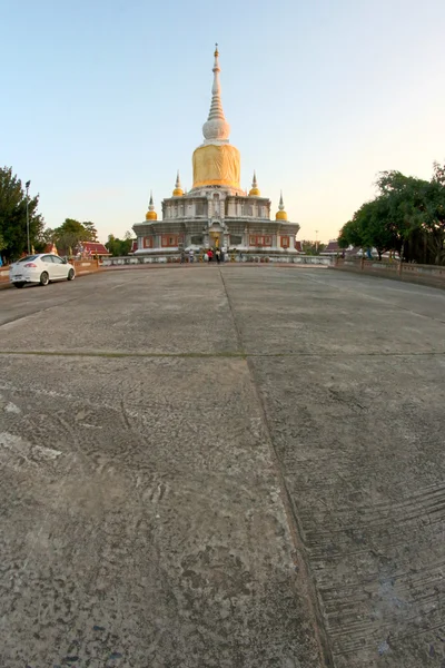 Фра що ступа Nadoon на Mahasarakham Таїланду — стокове фото