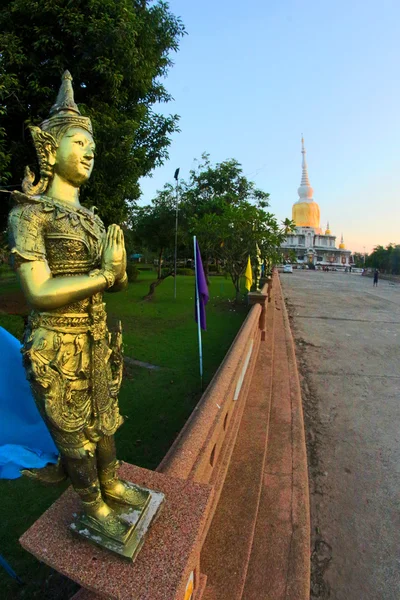 Phra że Nadoon Stupa w Tajlandii Mahasarakham. — Zdjęcie stockowe