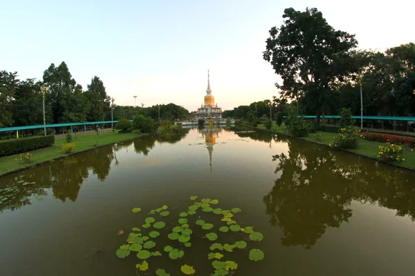 Phra že Nadoon stúpa v Mahasarakham Thajsko — Stock fotografie