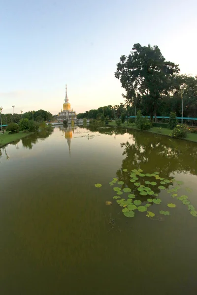 Phra que Nadoon Stupa en Mahasarakham Tailandia —  Fotos de Stock