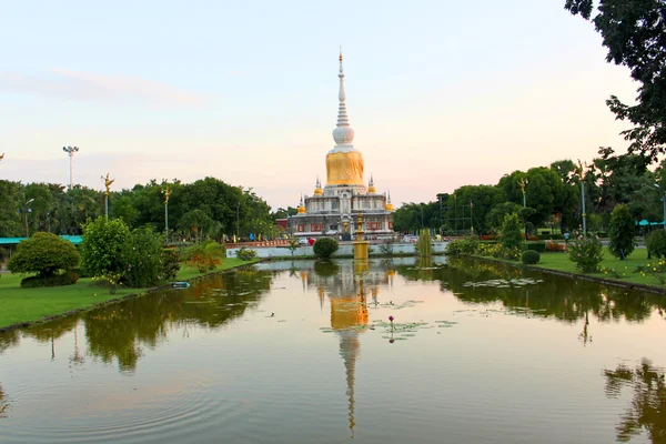 Phra že Nadoon stúpa v Mahasarakham Thajsko — Stock fotografie