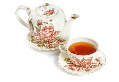 Porselen çaydanlık siyah çay ile bira. Üzerinde izole 