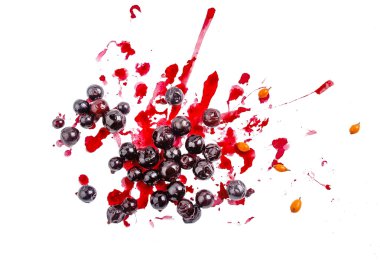 Beyaz arka plan üzerinde izole sıkılmış yaban mersini