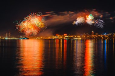 Şehir arka plan üzerinde havai fişek