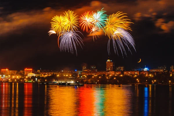 Fuegos artificiales en el fondo de la ciudad — Foto de Stock