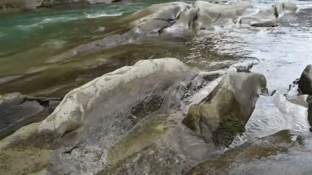 Paysage fluvial montagne — Video