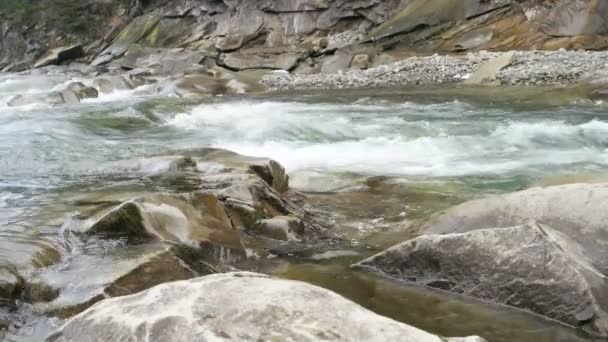 Paysage fluvial montagne — Video