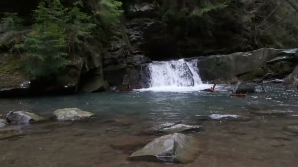Cascade sur rivière de montagne