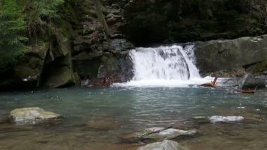 Nehirdeki şelale