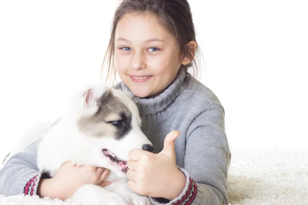 Kleines Mädchen und Welpe — Stockfoto