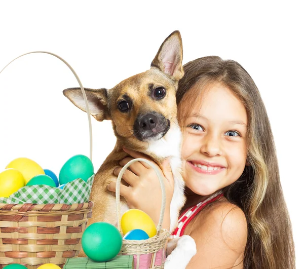 Tjej med en hund och påskägg — Stockfoto