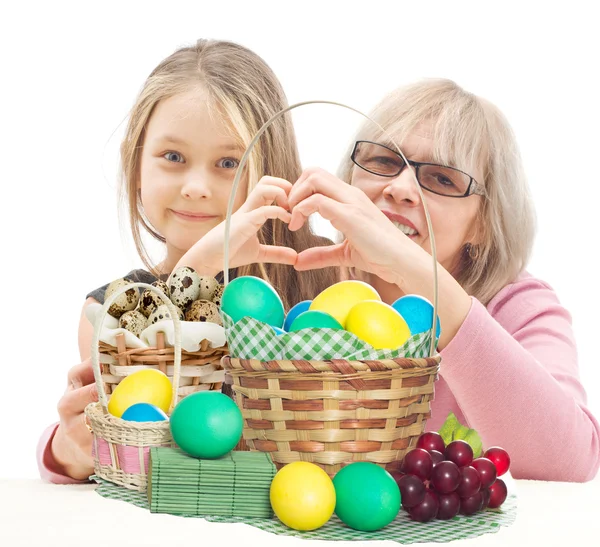 Mormor och barnbarn fira påsk — Stockfoto