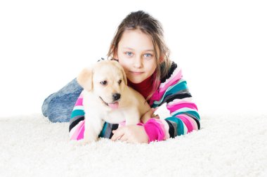 Küçük kız ve köpek yavrusu