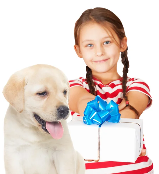 Маленька дівчинка тримає коробку з подарунком — стокове фото