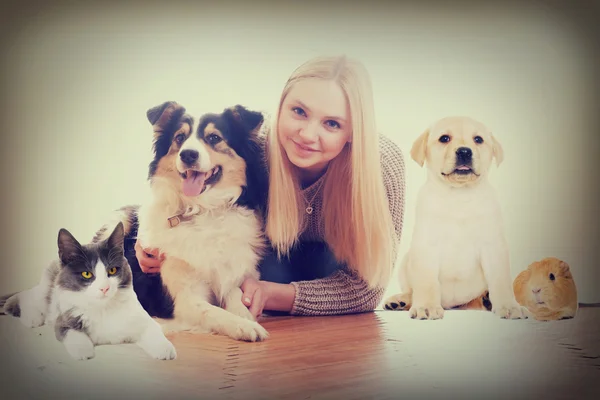 Mädchen und ein paar Haustiere — Stockfoto