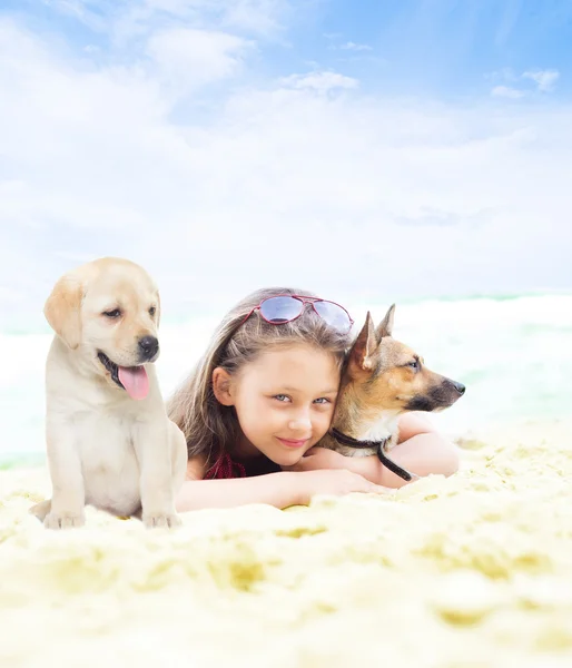 Hermosa niña abrazando a sus perros — Foto de Stock