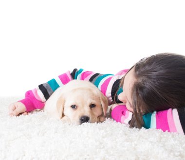 Çocuk sarılma labrador köpek yavrusu tüylü bir halı üzerinde
