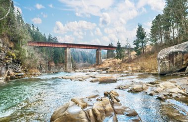 dağ Nehri üzerinde köprü