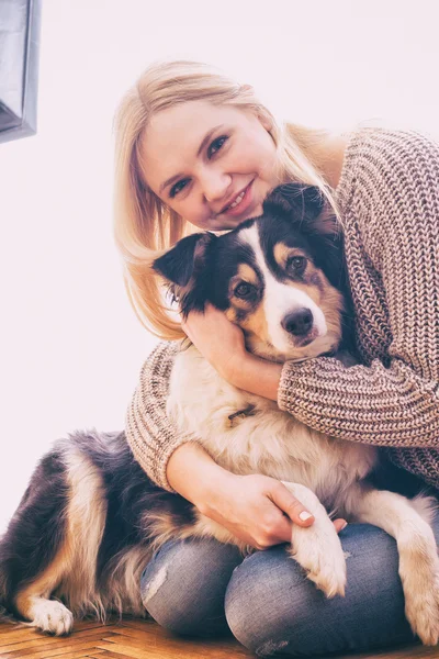 Lächelndes Mädchen und Hund, Instagram — Stockfoto