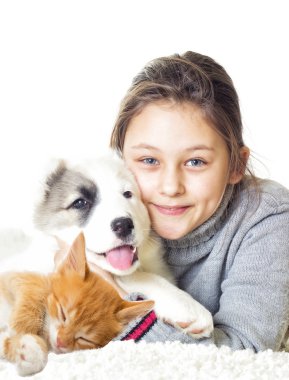 çocuk ve köpek yavrusu çoban