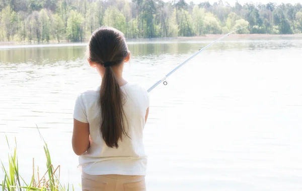 Meisje vissen op de rivier — Stockfoto