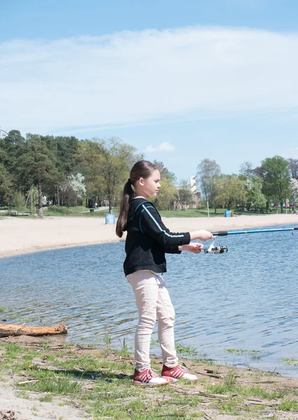 Gadis kecil memancing di sungai — Stok Foto