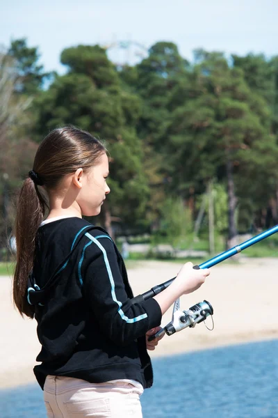 Una chica pescando —  Fotos de Stock