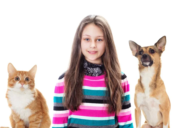 Leende flicka och en hund och en katt — Stockfoto