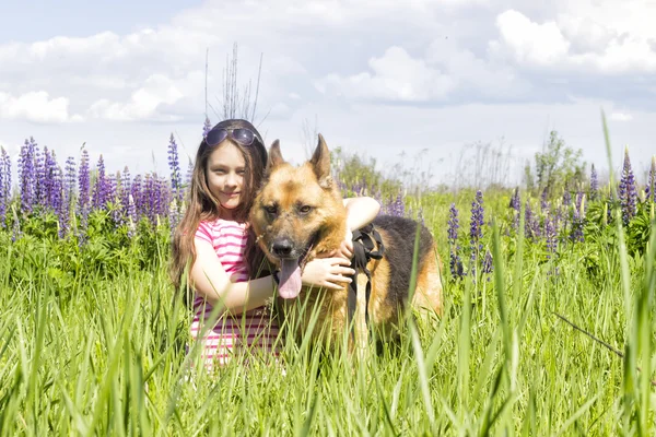 Chica abrazando a un perro al aire libre — Foto de Stock