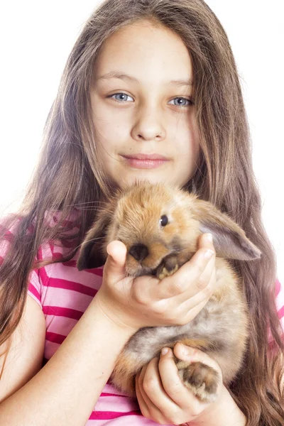 Mädchen umarmt Kaninchen — Stockfoto