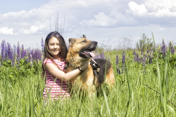 Chica abrazando a un perro —  Fotos de Stock