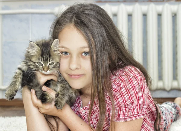 Girl and kitten — Stock Photo, Image