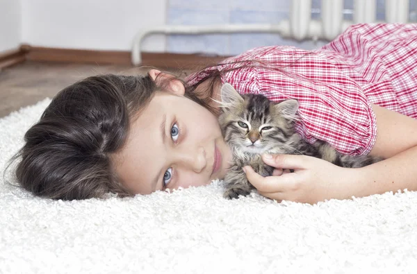 Girl and kitten — Stock Photo, Image
