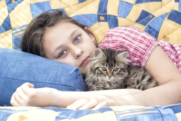 Meisje en kitten — Stockfoto
