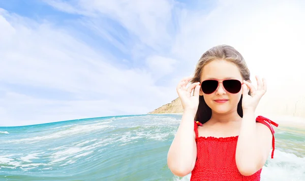 Niña usando gafas de sol — Foto de Stock