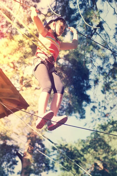 Niño atleta belay traje de escalada — Foto de Stock