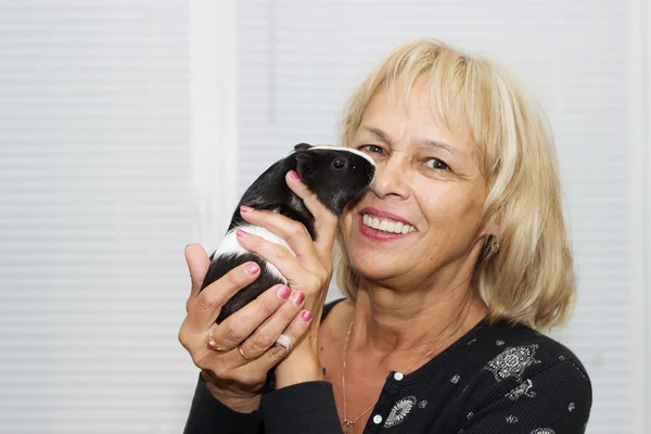 Una anciana y un conejillo de indias — Foto de Stock