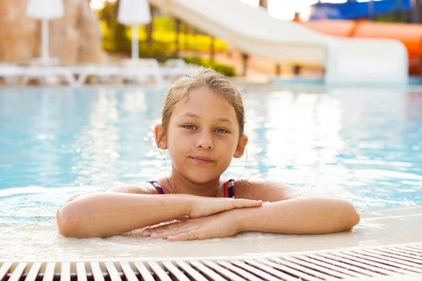 Kleines Mädchen schwimmt im Pool — Stockfoto