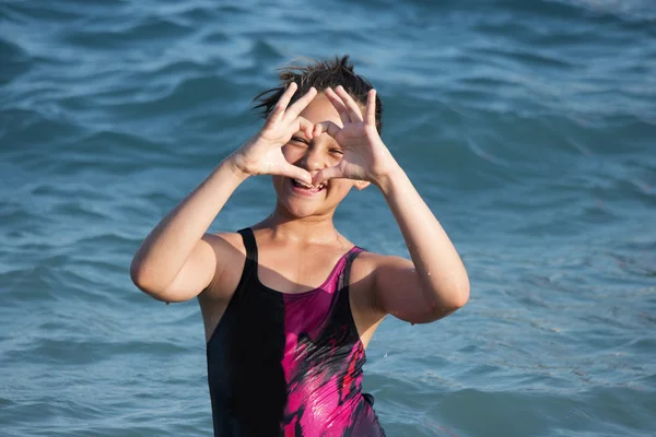 Niña en el mar — Foto de Stock