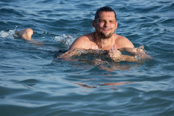 Człowiek pływający w morzu — Zdjęcie stockowe