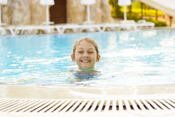 어린 소녀는 수영장에서 수영 — 스톡 사진