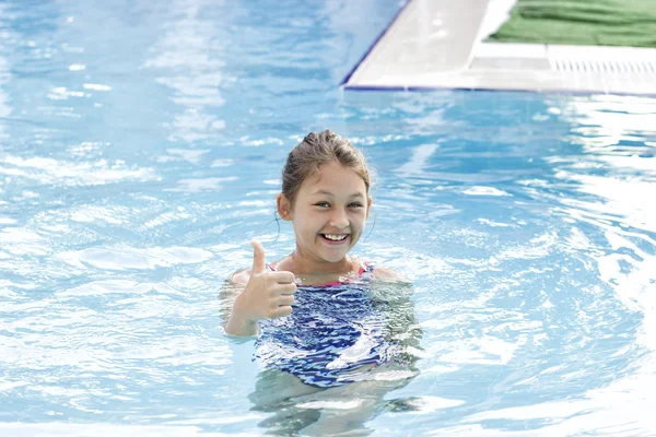 Little girl swims in the pool — Stock Photo, Image