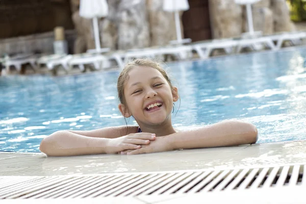 Menina nada na piscina — Fotografia de Stock